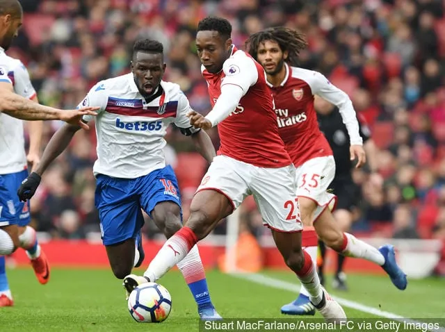 Дэні Уэлбек з 'Арсенала' сустрэнецца з Мане Бірамам Дыуфам з 'Сток' падчас матчу Прэм'ер-лігі паміж 'Арсеналам' і 'Сток Сіці' на стадыёне 'Эмірэйтс' 1 красавіка 2018 года ў Лондане, Англія.' title='Цікавасць Лестэр Сіці да Маме Бірам Дыуф цяжка зразумець