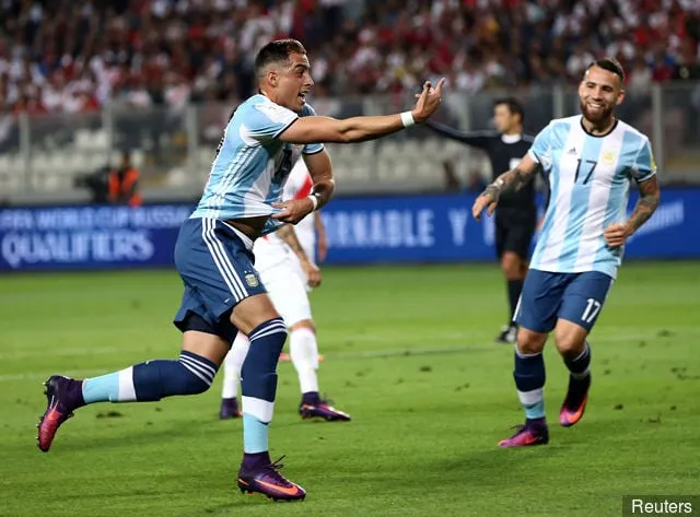 에버턴의 수비수 라미로 푸네스 모리가 국가대표팀 득점 후 페널티킥을 내줬습니다.