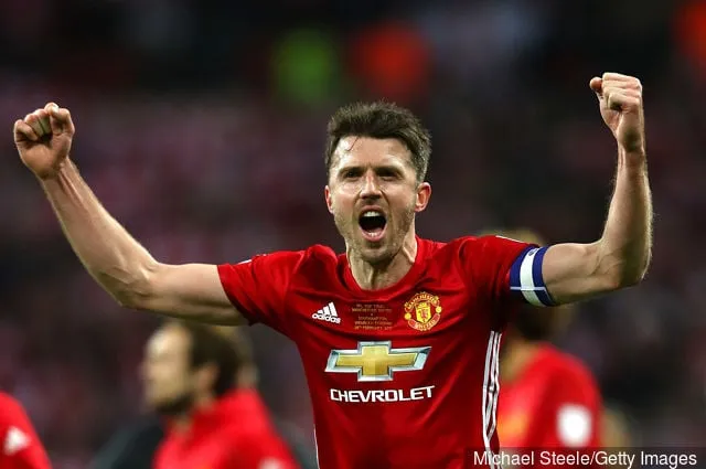 Michael Carrick del Manchester United festeggia la vittoria dopo la finale della EFL Cup tra Manchester United e Southampton allo Stadio di Wembley il 26 febbraio 2017 a Londra, Inghilterra....' title='Michael Carrick rivela una grande differenza giocando per Manchester United, West Ham e Spurs