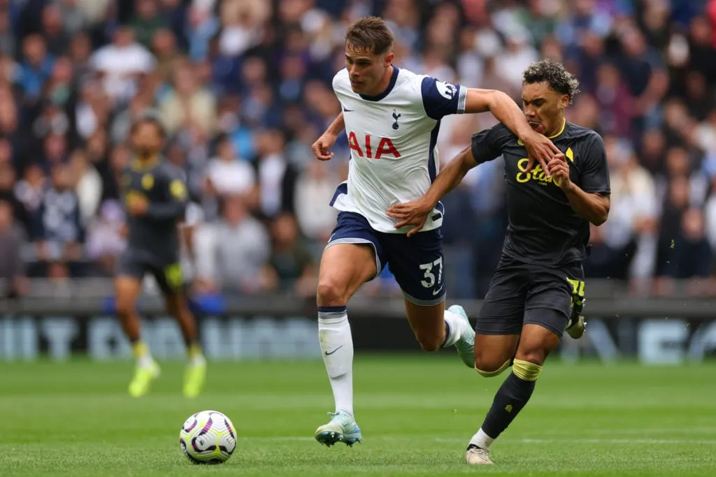 Sebastien Bassong sagt, dass Ange Postecoglou den „perfekten“ Spieler bei Tottenham hat