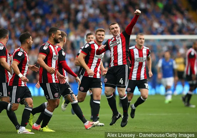 셰필드 유나이티드의 존 플렉이 9월 힐스버러에서 열린 셰필드 웬즈데이와 셰필드 유나이티드 간의 스카이 베트 챔피언십 경기에서 선제골을 넣은 후 환호하고 있습니다.' title='비디오: Premier League에서 처음으로 강등된 7개 팀: 현재 어디에 있나요?