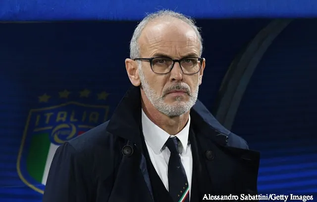 2019年11月16日、フェラーラのスタディオ・パオロ・マッツァで行われたUEFA U21欧州選手権予選イタリア対アイスランド戦を観戦するU21イタリア代表のパオロ・ニコラート監督。' title='エヴァートンのストライカー、モイーズ・キーンがアルメニア戦で２得点した後、U21イタリア監督パオロ・ニコラートから称賛された