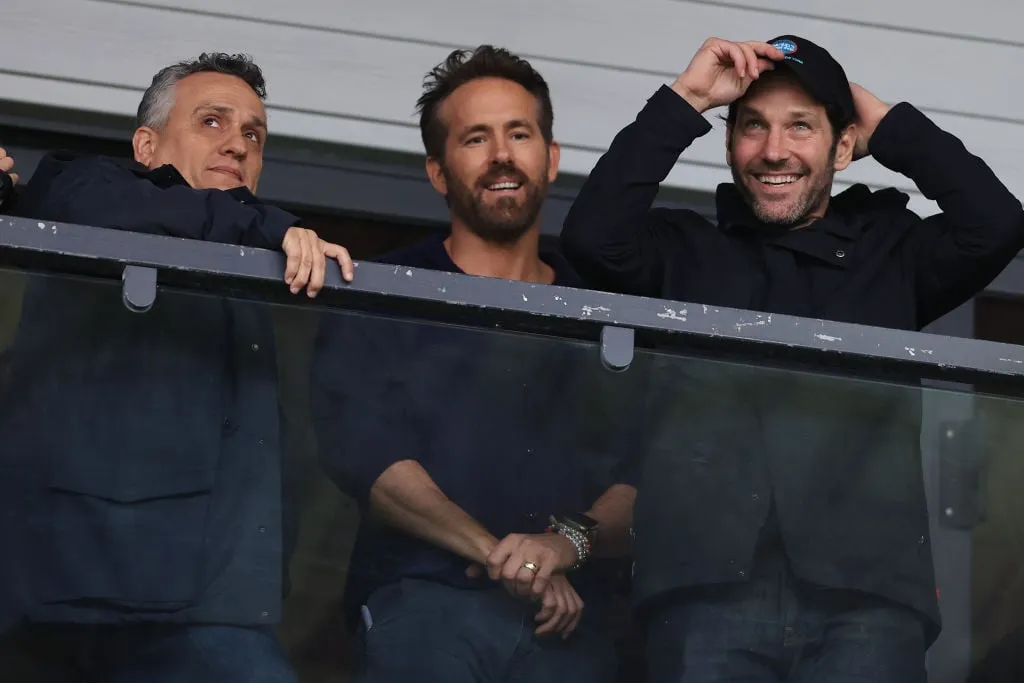 Paul Rudd filmt, wie Ryan Reynolds „in Ohnmacht fällt“, während Wrexham seinen Aufstieg feiert