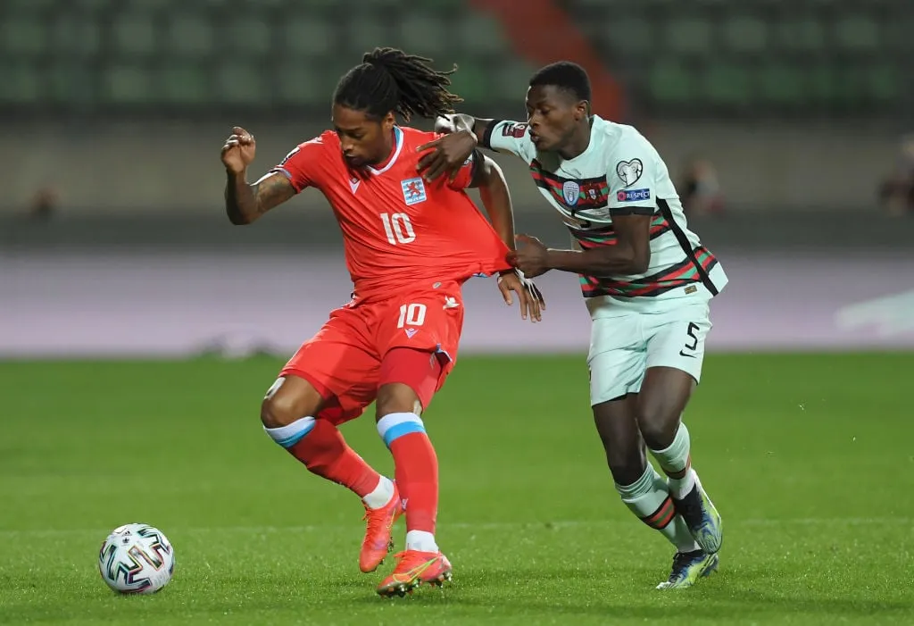 LUXEMBOURG LUXEMBOURG - 30 MARS : Gerson Rodrigues du Luxembourg est défié par Nuno Mendes du Portugal lors du match de qualification pour la Coupe du Monde de la FIFA 2022 au Qatar entre le Luxembourg et le Portugal le 30 mars 2021 à Luxembourg Luxembourg. Les stades sportifs autour du Luxembourg restent soumis à des restrictions strictes en raison de la pandémie de coronavirus, car les lois gouvernementales en matière de distanciation sociale interdisent aux supporters de pénétrer dans les sites, ce qui entraîne le déroulement des matchs à huis clos. (Photo par Alexander Scheuber/Getty Images)' title='Qui est Gerson Rodrigues ? L'attaquant nomade prend d'assaut le monde inarrêtable sur FIFA