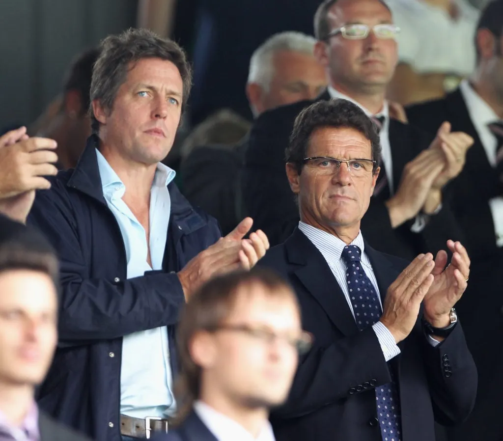 Fulham mot Manchester United - Premier League' title='Hugh Grant og Margot Robbie - Seks kjente fjes som faktisk støtter Fulham