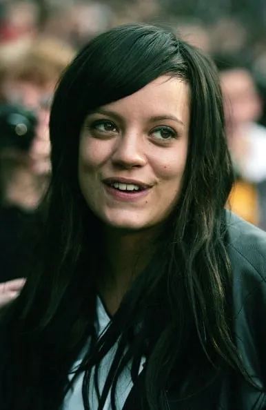 STORBRITANNIA-MUSIKK-ALLEN-FILER' title='Hugh Grant og Margot Robbie - Seks kjente fjes som faktisk støtter Fulham