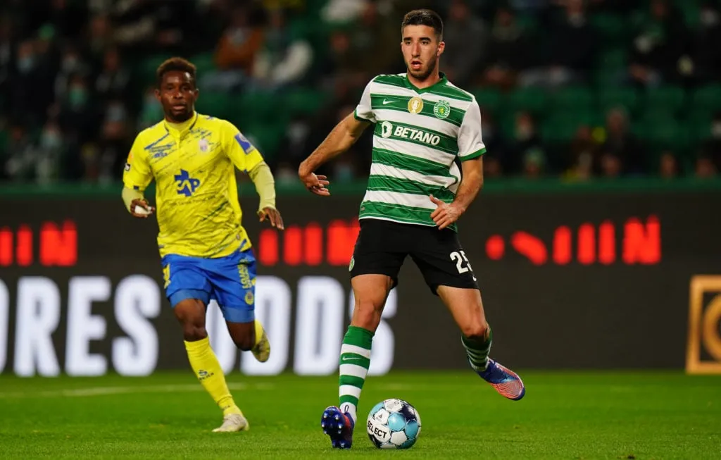 LISSABON PORTUGAL - MAART 5: Goncalo Inacio van Sporting CP met Andre Bukia van FC Arouca in actie tijdens de Liga Bwin-wedstrijd tussen Sporting CP en FC Arouca in Estadio Jose Alvalade op 5 maart 2022 in Lissabon, Portugal. (Foto door Gualter Fatia/Getty Images)' title='Het doel van Newcastle is om een ​​nieuw contract te tekenen, maar een verhuizing van £37,5 miljoen naar St James’ Park is nog steeds mogelijk