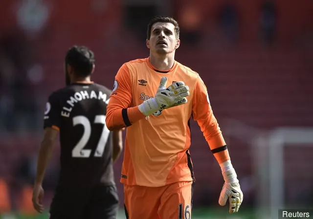 Bericht: Eldin Jakupovic wird sich am Dienstag bei Leicester City einer medizinischen Untersuchung unterziehen