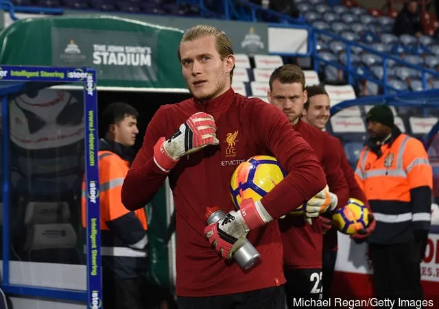 Loris Karius fra Liverpool går ind på banen for at varme op forud for Premier League-kampen mellem Huddersfield Town og Liverpool på John Smith' title='Peter Gulacsis fremragende Bundesliga-form forstærker Liverpools målmands elendighed