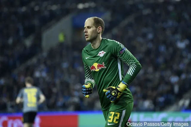 Peter Gulacsi fra RB Leipzig i aktion under UEFA Champions League gruppe G-kampen mellem FC Porto og RB Leipzig på Estadio do Dragao den 1. november 2017 i Porto Portugal.' title='Peter Gulacsis fremragende Bundesliga-form forstærker Liverpools målmands elendighed