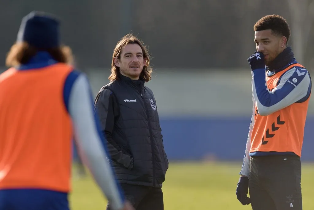 エバートントレーニングセッション' title='レイトン・ベインズはトフィーズ監督就任後「将来のエバートン監督」と評される