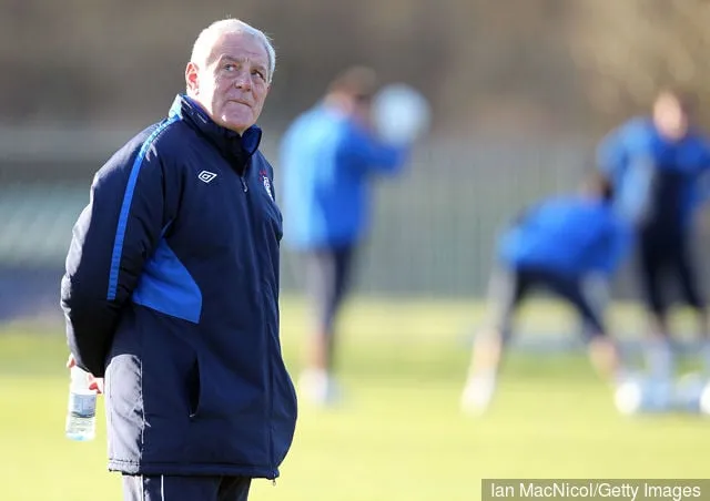 Walter Smiths manager för Glasgow Rangers tittar på under träningen på Murray Park inför imorgon kväll' title='Rangers manager oddsuppdatering: Walter Smith blir andra favorit