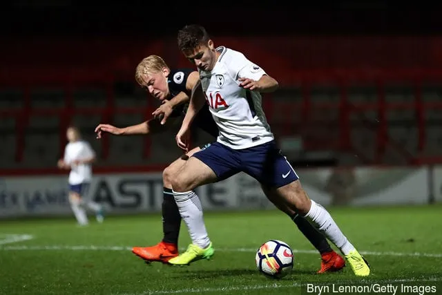 Nicholas Tsaroulla fra Tottenham Hotspur avholder en utfordring fra Alex Pike fra West Ham United under Premier League International Cup-kampen mellom Tottenham Hotspur v West Ham...' title='West Ham-fansen reagerer på Twitter når forsvarer Alex Pike løslates