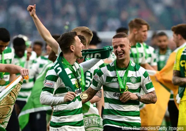 Calum McGregor og Lee Griffiths fra Celtic fejrer med holdet, da de vinder ligaen under Ladbrokes Scottish Premier League-kamp mellem Celtic FC og Heart of Midlothian FC på...' title='Callum McGregors statistik over flest minutter er ikke grund til keltisk fejring