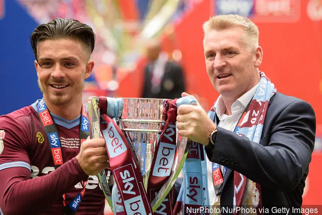 Jack Grealish (10) dell'Aston Villa e il manager dell'Aston Villa Dean Smith durante la partita del campionato Sky Bet tra l'Aston Villa e il Derby County allo stadio di Wembley a Londra lunedì 27...' title='Il fratello di Jack Grealish pubblica un videomessaggio sull'asso dell'Aston Villa