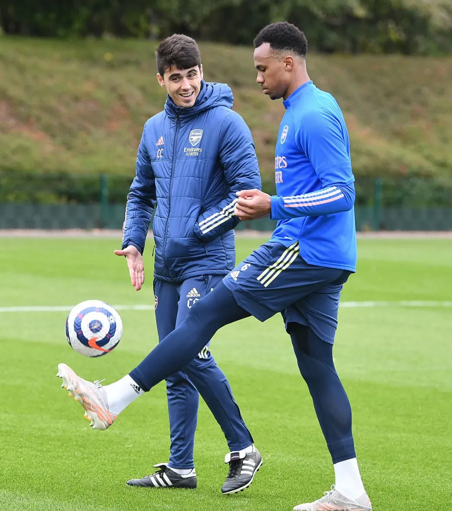ST ALBANS ENGELAND - 8 mei: Arsenal assistent-coach Carlos Cuesta met Gabriel tijdens een training in London Colney op 8 mei 2021 in St Albans, Engeland. (Foto door Stuart MacFarlane/Arsenal FC via Getty Images)' title='Foto's: 25-jarige coach gespot tijdens Arsenal-training Arteta huurde hem in
