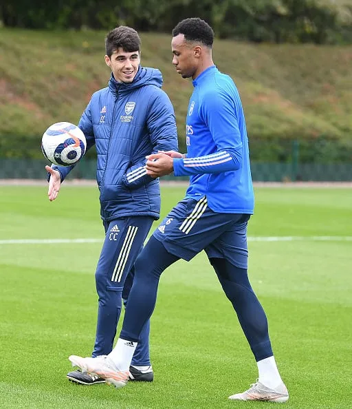 Foto's: 25-jarige coach gespot tijdens Arsenal-training, Arteta huurde hem in