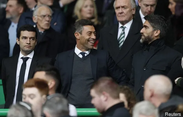 Uusi Rangersin manageri Pedro Caixinha katsomossa Pedro Mendesin kanssa' title='Kuvat: Caixinha katselee Rangersia katsomoilta Pedro Mendesin rinnalla