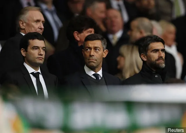 Uusi Rangersin manageri Pedro Caixinha katsomossa' title='Kuvat: Caixinha katselee Rangersia katsomoilta Pedro Mendesin rinnalla