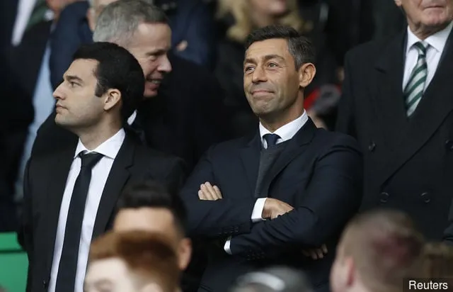 Uusi Rangersin manageri Pedro Caixinha katsomossa' title='Kuvat: Caixinha katselee Rangersia katsomoilta Pedro Mendesin rinnalla