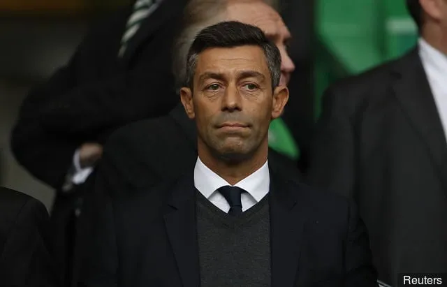 Uusi Rangersin manageri Pedro Caixinha katsomossa' title='Kuvat: Caixinha katselee Rangersia katsomoilta Pedro Mendesin rinnalla