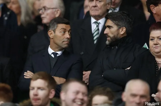 Kuvat: Caixinha katselee Rangersia katsomoilta Pedro Mendesin rinnalla