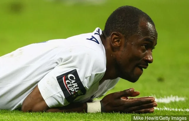 Didier Zokora från Tottenham Hotspur reagerar efter en missad chans under Carling Cup-finalen mellan Tottenham Hotspur och Chelsea på Wembley Stadium den 24 februari 2008 i London...' title='Didier Zokora reagerar på Tottenham Hotspurs Champions League-vinst på Twitter