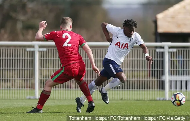 Rayan Clarke del Tottenham Hotspur en acción durante el partido de la Premier League U18 entre Tottenham Hotspur y Swansea City en el Tottenham Hotspur Training Center el 14 de marzo de 2018 en Enfield...' title='Matt Wells nombra a dos adolescentes ingleses que han impresionado en la sub-17 del Tottenham