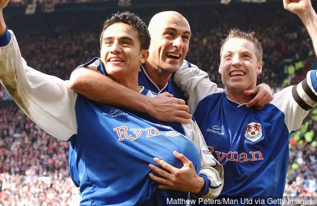Tim Cahill Daniele Dichio y Neil Harris celebran a tiempo completo después de ganar el partido de la Copa AXA FA entre Sunderland y Millwall en Old Trafford el 4 de abril de 2004 en Manchester, Inglaterra.' title='Los fanáticos de Millwall reaccionan en Twitter al tweet del aniversario de la semifinal de la Copa FA de Tim Cahill