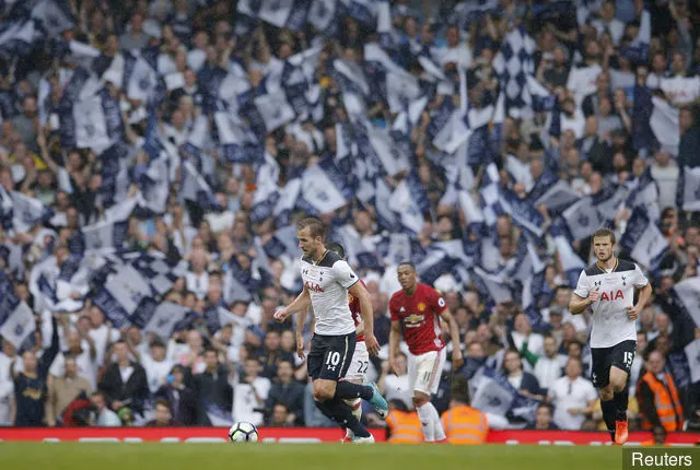 Віктар Ваньяма і Гары Кейн адпраўляюць паведамленні ў Twitter пасля фінальнай гульні на Уайт Харт Лэйн