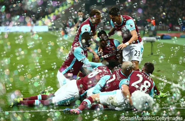 West Ham Unitedin pelaajat juhlivat joukkuettaan' title='West Hamin kannattajat erosivat Lontoon stadionin kapasiteettiilmoituksesta