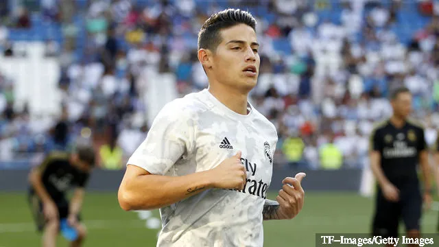 James Rodriguez, a Real Madrid játékosa nézi a Real Madrid és a Real Valladolid közötti La Liga-mérkőzést az Estadio Santiago Bernabeuban 2019. augusztus 24-én, Madridban, Spanyolországban.' title='7 labdarúgó keresztnevével a pólóján