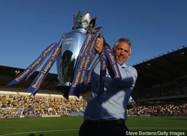 게리 리네커가 2016년 7월 19일 옥스퍼드의 카삼 스타디움에서 열린 옥스퍼드 시티와 레스터 시티 간의 프리시즌 친선 경기에 앞서 프리미어리그 트로피를 들고 사진을 찍기 위해 포즈를 취하고 있습니다.' title='게리 리네커는 바르셀로나와 토트넘 홋스퍼의 결승전을 꿈꾼다