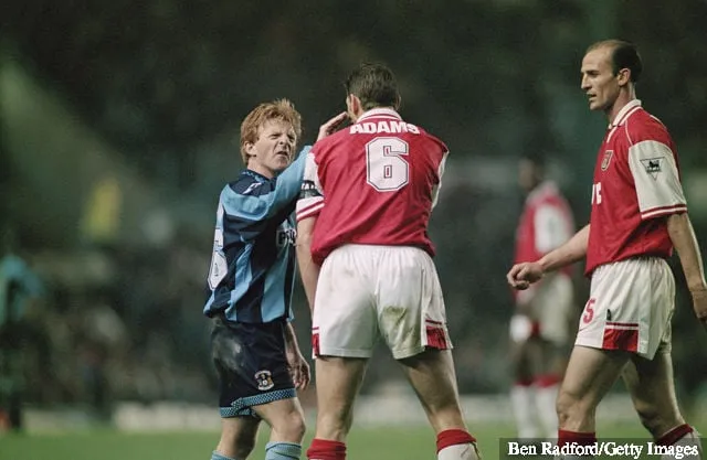 Von links nach rechts Mittelfeldspieler Gordon Strachan von Coventry City und die Verteidiger Tony Adams und Steve Bould von Arsenal während eines Spiels der FA Carling Premiership in der Highfield Road in Coventry...' title='Die 7 niedrigsten Siegpunkte der Premier League