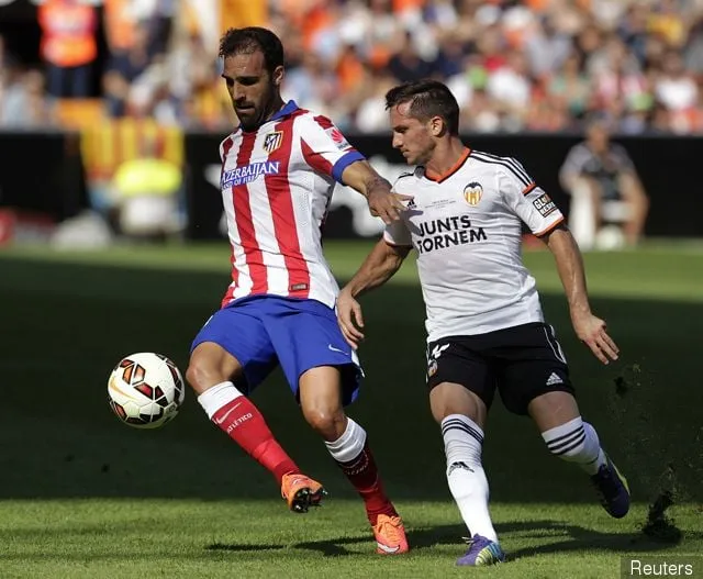 Jesus Gamez competes with Pablo Piatti of Valencia' title='DeAndre Yedlin comparte lo que Obafemi Martins le dijo sobre Newcastle