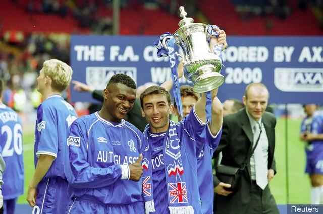 Roberto Di Matteo fejrer vinderen af ​​FA Cuppen med Chelsea-holdkammeraten Marcel Desailly' title='Frankrigs bedste trup gennem tiderne