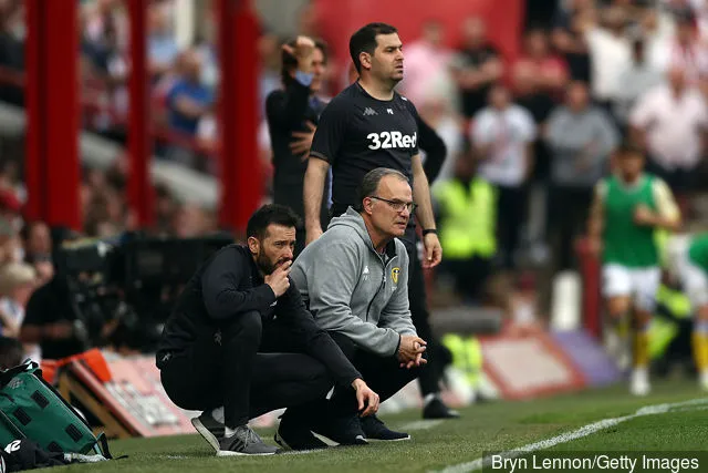 Marcelo Bielsa, manager del Leeds, istruisce la sua squadra durante la partita del campionato Sky Bet tra Brentford e Leeds United al Griffin Park il 22 aprile 2019 a Brentford, Inghilterra.' title='Lee Hendrie condivide un'opinione onesta sul Leeds United prima della partita con l'Aston Villa