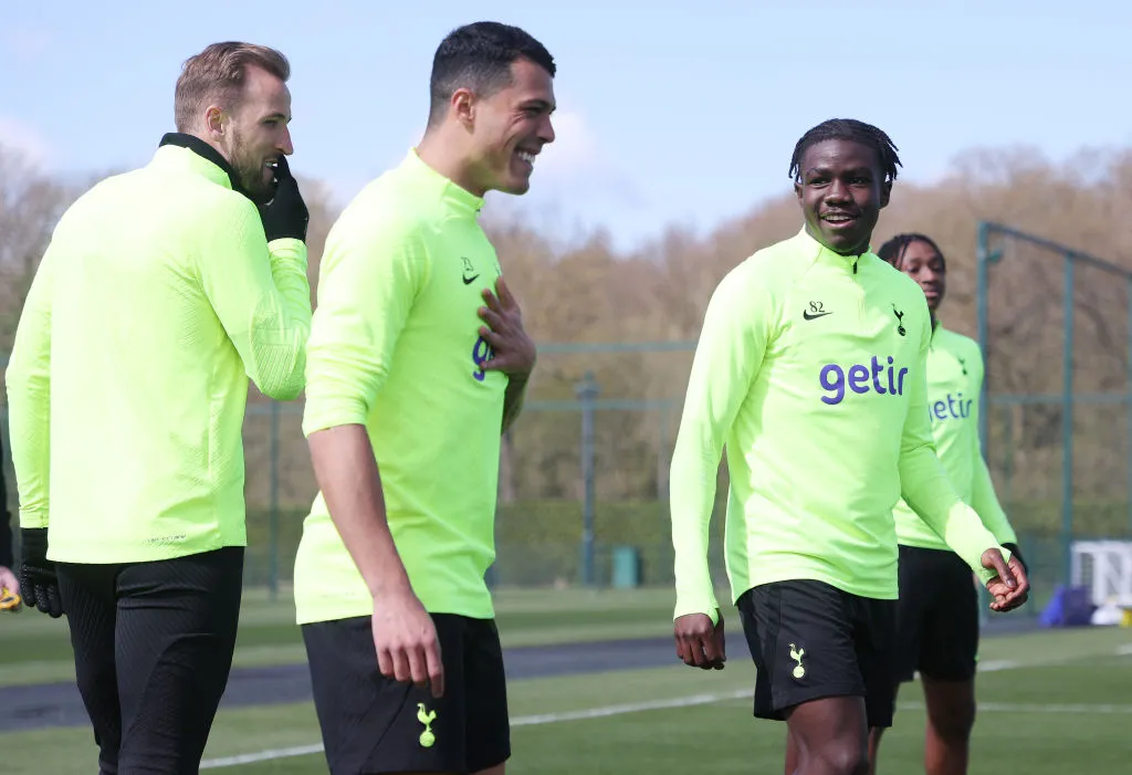 Rio Kyerematen avvistato durante l'allenamento del Tottenham prima dello scontro con Bournemouth