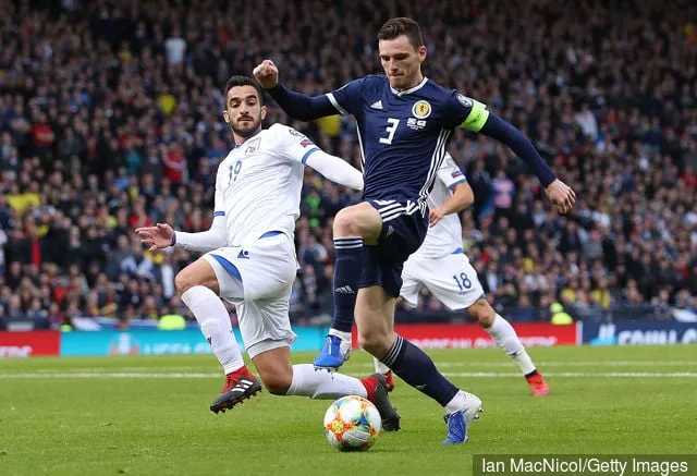 Andy Robertson fra Skottland kontrollerer ballen under den europeiske kvalifiseringen til UEFA Euro 2020 på Hampden Park 8. juni 2019 i Glasgow, Skottland.' title='7 fotballspillere avvist for å være 'for små