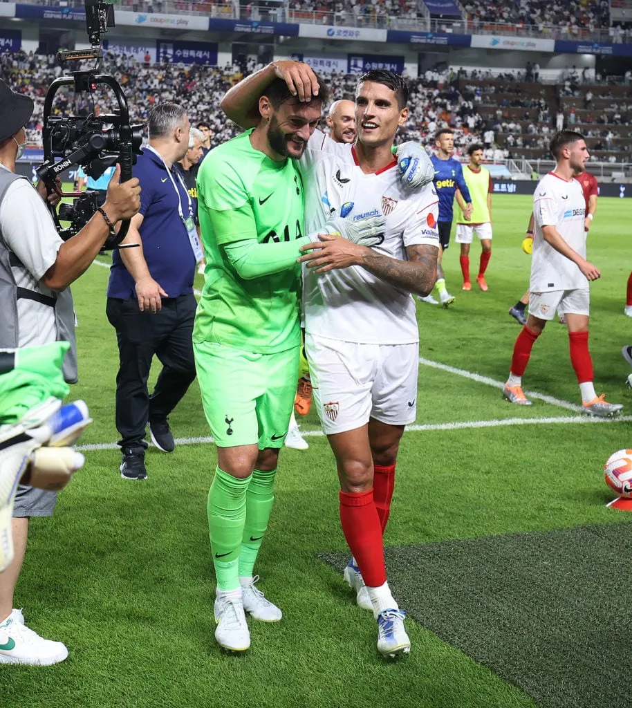 Tottenham Hotspur v Sevilla - Vänskapsmatch för säsongen' title='Erik Lamela visar kärlek till en Tottenham Hotspur-spelare efter oavgjort försäsong