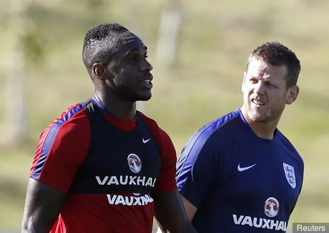 Jack Sullivan et Twitter réagissent alors que la star des Hammers, Antonio, est snobée pour l'ailier de Palace