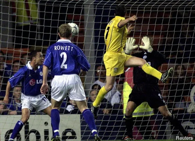 Робі Кін забіў гол у вароты «Лестэр Сіці» за «Лідс».' title='У гэты дзень: 2001 - Робі Кін натхняе 'Лідс' на перамогу над 'Лестэрам' у Кубку Лігі з лікам 6-0