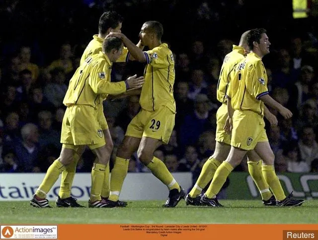 «Лідс» Эйрыка Баке віншуюць таварышы па камандзе пасля таго, як ён забіў трэці гол у вароты «Лестэра»' title='У гэты дзень: 2001 - Робі Кін натхняе 'Лідс' на перамогу над 'Лестэрам' у Кубку Лігі з лікам 6-0