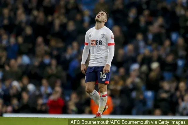 A bournemouthi Lewis Cook a Manchester City és az AFC Bournemouth közötti Premier League-mérkőzésen az Etihad Stadionban 2018. december 1-én, az Egyesült Királyságban.' title='A Bournemouth-szurkolók reagálnak Lewis Cook hosszú távú sérülésének hírére