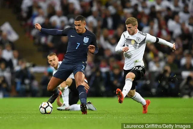 L'Anglais Jake Livermore et l'Allemand Timo Werner se battent pour la possession lors du match amical international entre l'Angleterre et l'Allemagne au stade de Wembley le 10 novembre 2017 à...' title='Jake Livermore a une théorie intéressante sur la raison pour laquelle West Brom pourrait avoir le dessus sur Leeds