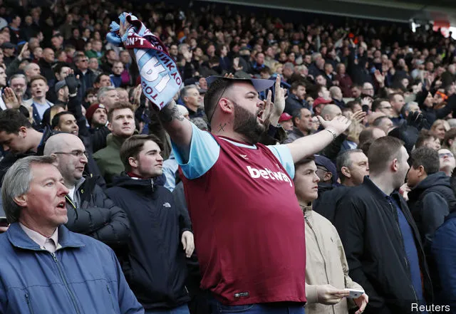 West Ham fans' title='Frank Lampard kan ikke modstå endnu en West Ham-gravning efter Chelsea-sejr