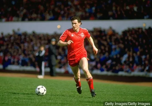 Jim Bett nauraa Rangersin päätöksestä valittaa Ryan Jackin punaisesta kortista