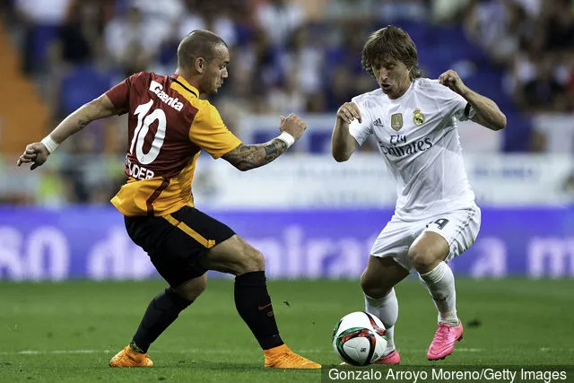 Wesley Sneijder (L) van Galatasaray AS strijdt om de bal met Luka Modric (R) van Real Madrid CF tijdens de Santiago Bernabeu Trophy-wedstrijd tussen Real Madrid CF en Galatasaray op...' title='Luka Modric reageert op zijn terugkeer tegen Tottenham Hotspur