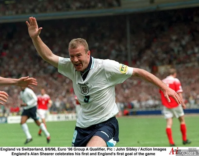 Alan Shearer juhlii maalia Sveitsiä vastaan ​​EM-96' title='Alan Shearer vierailee Twitterissä juhlistaakseen 20-vuotispäivää Newcastleen liittymisestä