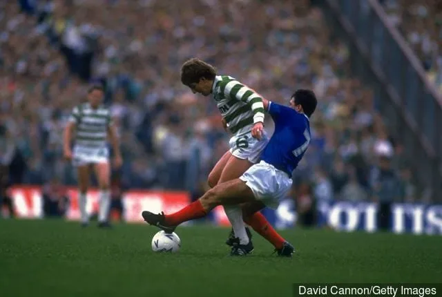 Derek Ferguson reagerer efter at have hørt Rangers ønsker at genkontraktere sønnen Lewis